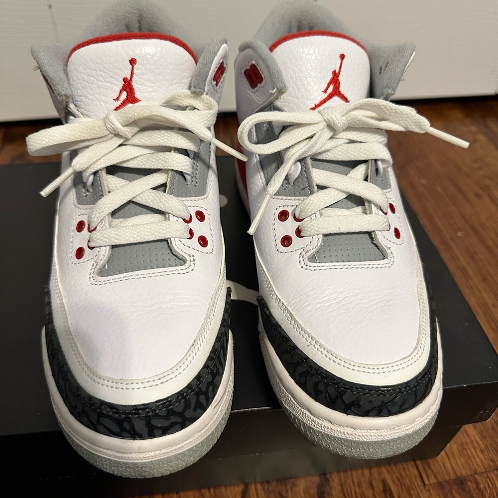 Air Jordan Retro 3.. White, gray, red and black